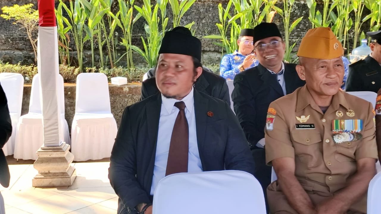 Kadek Arianta (kiri) dalam upacara penurunan bendera pada Senin (17/8)