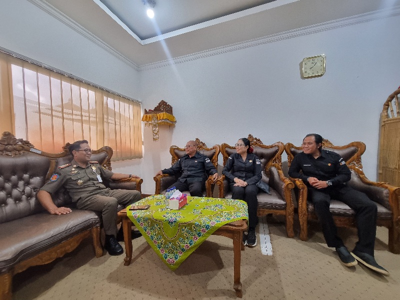 Suasana diskusi di Kantor Satpol PP Karangasem pada Senin (24/8)