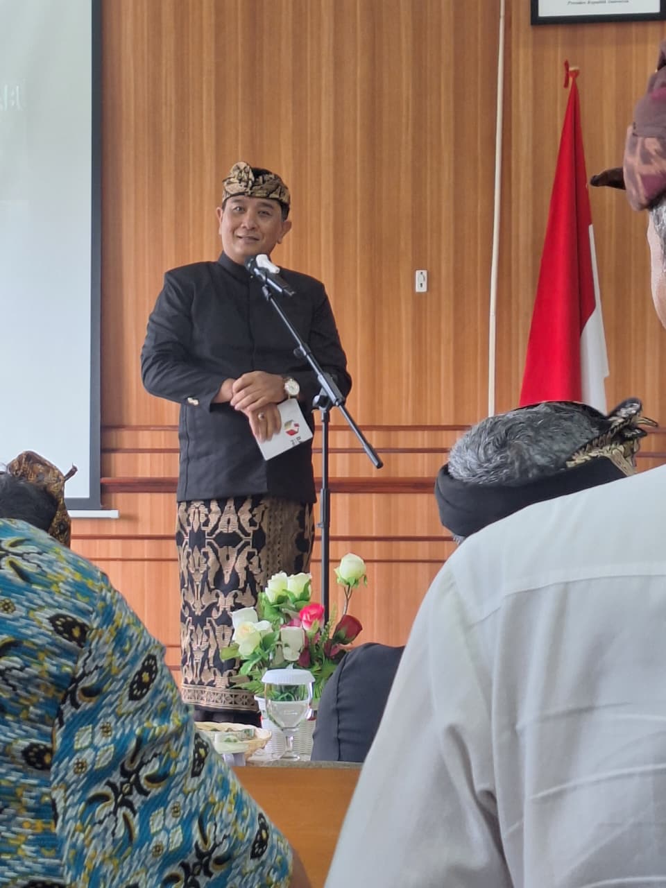 Ketua Bawaslu Provinsi Bali dalam pembukaan acara bedah buku