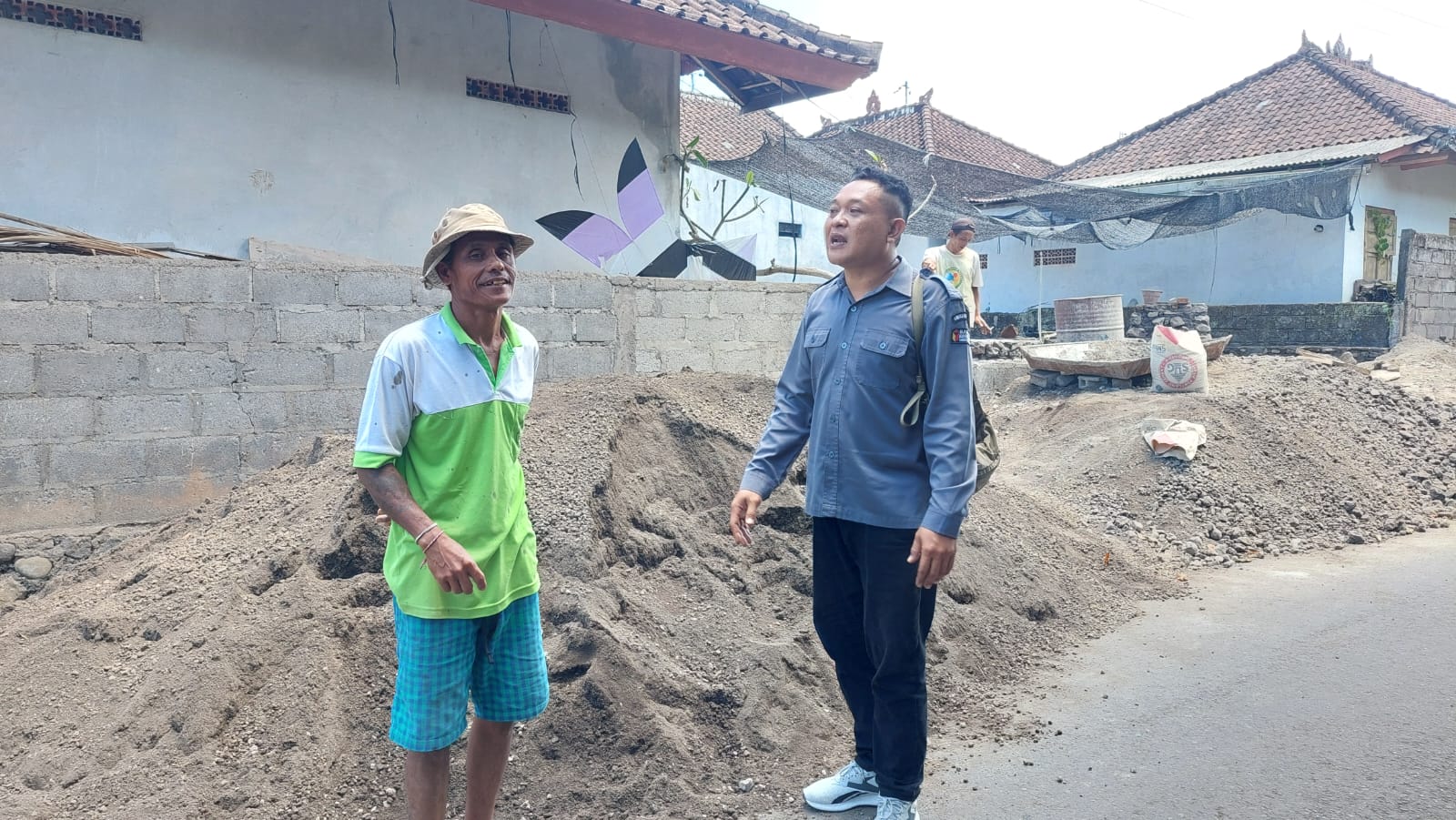 Ari Ardana (kanan) tengah berbincang dengan Ayah salah satu warga yang diuji petik