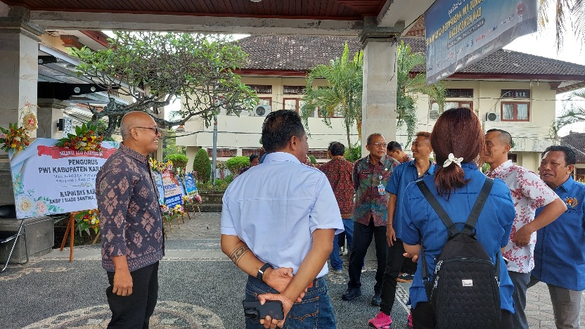 Suardika (kiri) bersama undangan lainnya dalam pelantikan pengurus PWI 2026-2029