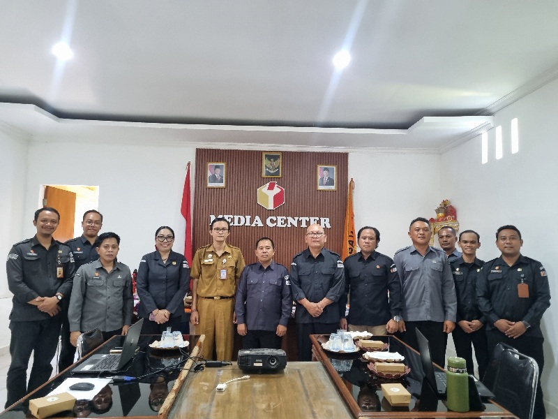 Foto bersama usai rapat KIP di Bawaslu Kabupaten Karangasem 