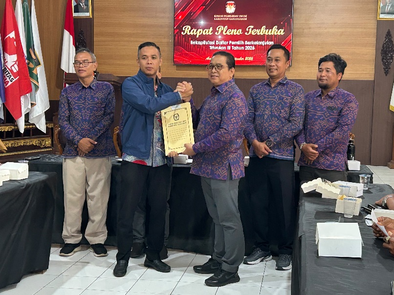 Azwardi Natta (Jaket navy) menerima BA pleno dari KPU usai hadiri pleno rekapitulasi pemutakhiran data pemilih berkelanjutan di KPU Karangasem 