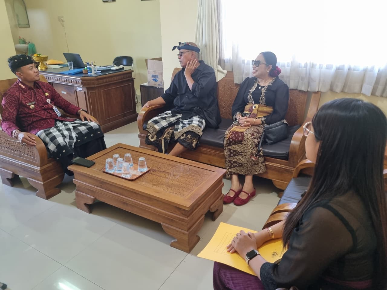 Pimpinan Bawaslu Karangasem berkoordinasi dengan Camat Karangasem (Baju merah)