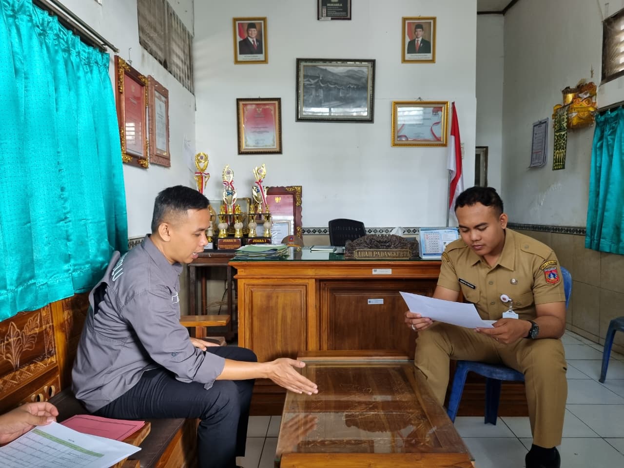 Azwardi (kiri) diskusi dengan lurah padangkerta (kanan)