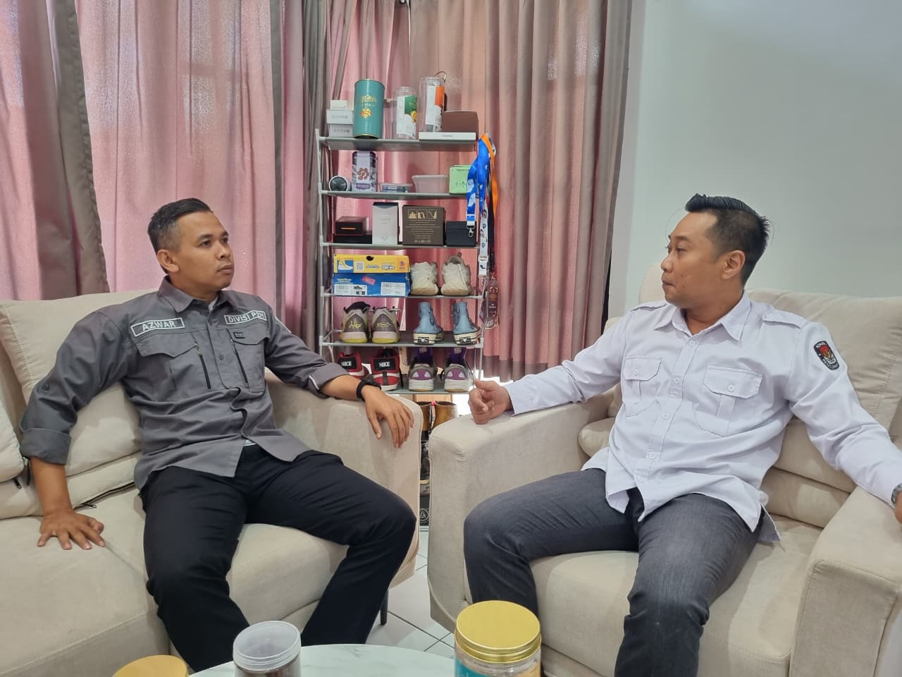Diskusi antara Kordiv P2H Bawaslu Karangasem (kiri) dengan KPU Karangasem