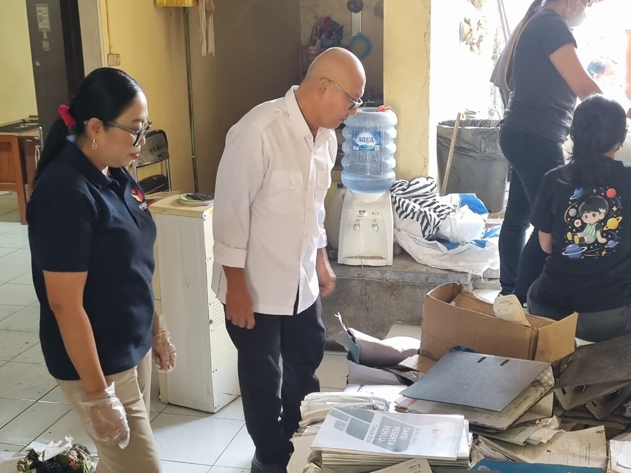 Ketua Bawaslu dan Kordiv HPS Bawaslu Karangasem dalam aksi bersih-bersih arsip kantor