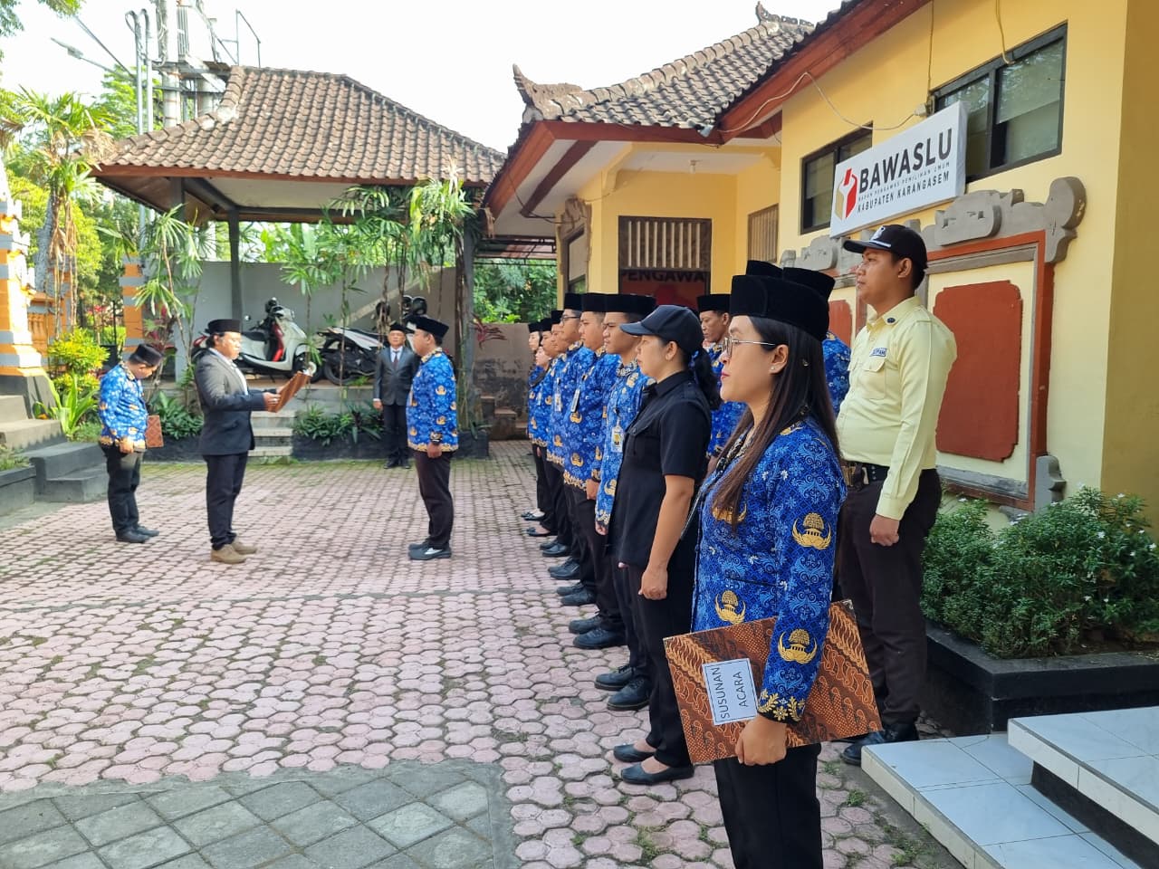 Suasana apel peringatan hari kesaktian Pancasila di Bawaslu Karangasem, Kamis (1/9)