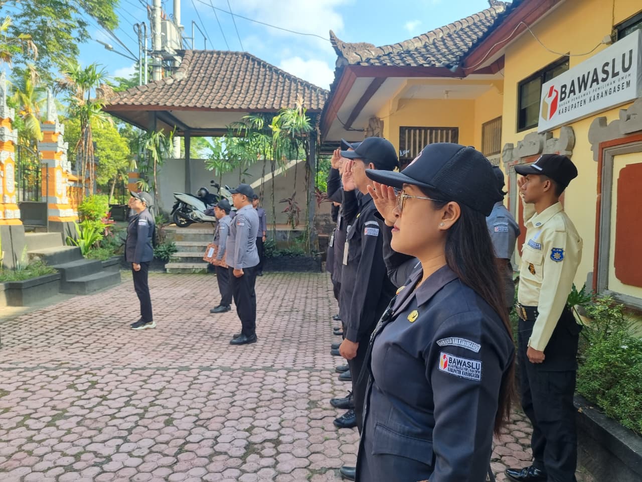 Suasana Apel Pagi pada Senin (12/10) di Halaman Bawaslu Karangasem