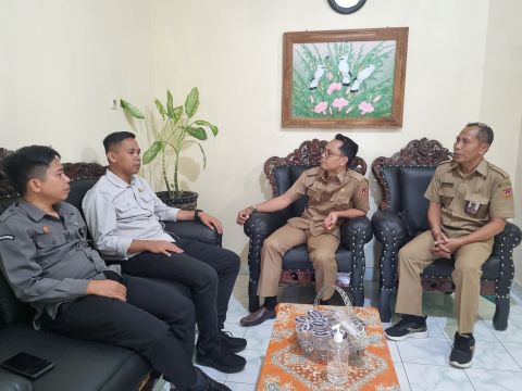 Kordiv P2H Bawaslu Karangasem (kiri) audiensi dengan Kadis Kominfo Kabupaten Karangasen, Artha Negara, S.STP.,MAP