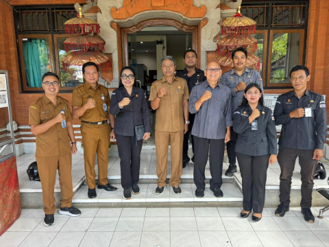 Foto bersama dengan Disdukcapil Karangasem