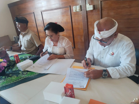 Ketua Bawaslu dan Ketua FKUB tanda tangani PKS