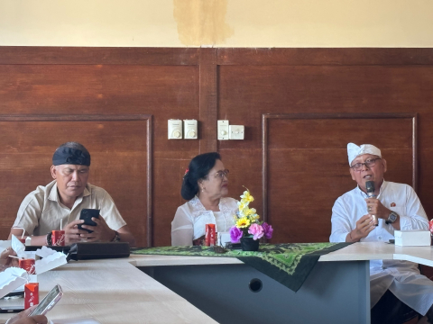 Suardika (kanan) saat menyampaikan pembuka dalam diskusi bersama FKUB Kabupaten Karangasem 
