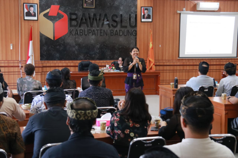 sesi materi pada pelatihan public speaking dalam acara rapat kehumasan Bawaslu