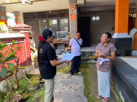 Diana Devi (baju hitam) melakukan uji sampling langsung kepada salah satu penduduk di Desa Duda (26/8)