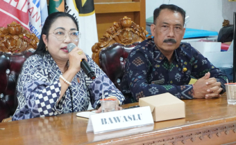 *Diana Devi menyampaikan usulannya dalam forum