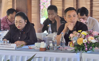Pimpinan Bawaslu Kabupaten Karangasem hadir dalam Pleno DPT