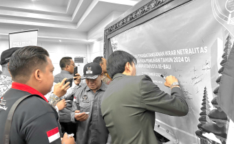 Kepala Desa se-Kabupaten Karangasem bergiliran menandatangani ikrar jaga netralitas yang dilaksanakan Bawaslu 