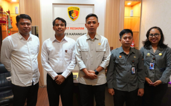 Kordiv P2h Bawaslu Karangasem, Azwardi Natta (tengah kanan) bersama tim Reskrim Polres Karangasem