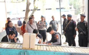 Pengawasan loading surat suara di Temprina, Ubung