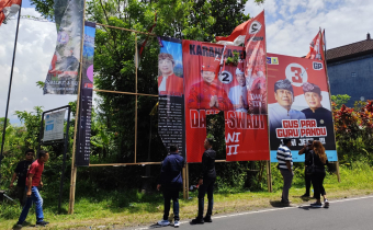 Tim Sentra Gakkumdu turun melakukan pengecekan dugaan pengrusakan baliho
