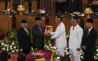 Penyerahan Buku Kenangan kepada Bupati dan Wakil Bupati Karangasem 