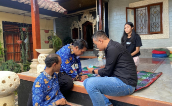 Kordiv P2H Bawaslu Karangasem  bersama staf melakukan coklit data pemilih di Jl. Letda Arti