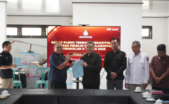 Ketua Bawaslu Karangasem menerima BA Rapat Pleno Terbuka terkait rekapitulasi daftar pemilih berkelanjutan 