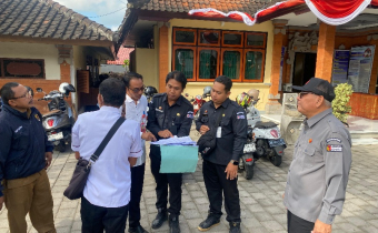 Koordinasi dengan para kaling sebelum menuju lapangan