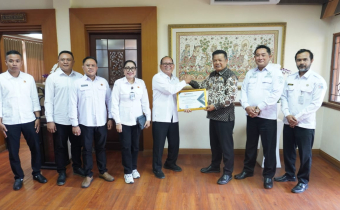 Foto Bersama Ketua Bawaslu Provinsi Bali, Pimpinan Bawaslu Karangasem bersama Wakil Bupati Karangasem, Pandu Prapanca Lagosa 
