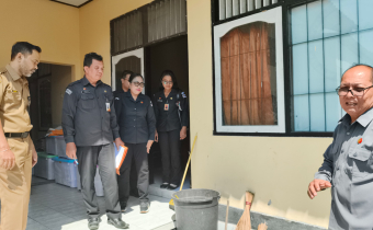 Penilaian Kebersihan Kantor oleh Kabag Penanganan Pelanggaran, Penyelesaian Sengketa Proses dan Hukum Bawaslu Bali, I Made Aji Swardhana 