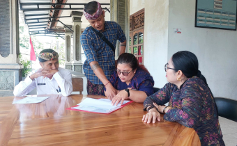 Diana Devi menyambangi pengurus Desa Pidpid sebelum uji petik