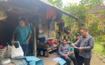 Ari Ardana dan tim di salah satu rumah warga di Tiyingtali