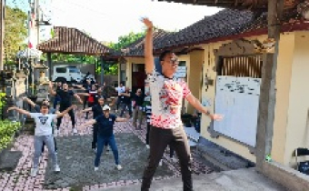 Senam di halaman Sekretariat Bawaslu Karangasem 