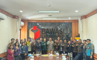 Foto bersama usai rapat penyusunan laporan Gakkumdu