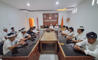 Suasana rapat mingguan di Aula Widya Adhyasta