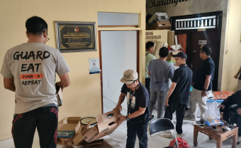 Bersih-bersih kantor Bawaslu Kabupaten Karangasem 