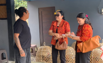 Uji petik oleh Diana Devi bersama staf