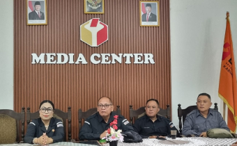 Pimpinan Bawaslu Karangasem dalam rapat rutin 