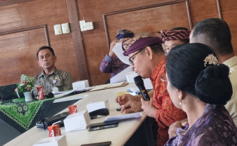 Ketua Bawaslu Karangasem memaparkan masukannya