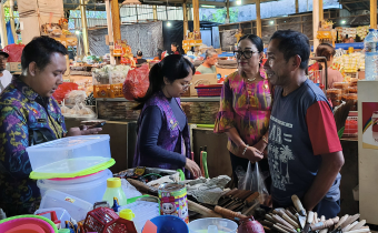 Bawaslu Karangasem berdiskusi terkait politik uang dengan Mardian, salah satu pedagang di Pasar Amlapura Timur 