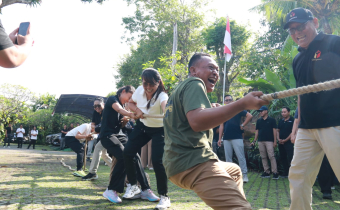 Pasukan Bawaslu Karangasem dalam lomba tarik tambang
