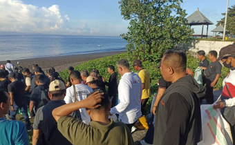 Suasana bersih-bersih pantai di Goa Lawah