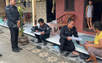 Arianta melakukan uji petik didampingi Staf