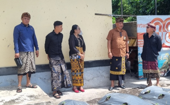 Kasek Bawaslu Bali mengecek kebun belakang sekretariat Bawaslu Karangasem 