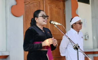 Diana Devi dalam Sosialisasi di SMK PGRI 1 Amlapura