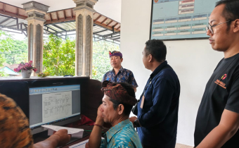 Koordinasi di Kantor Desa Pidpid sebelum uji petik dilakukan 