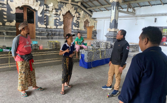 Arianta Putra (tengah) berbincang dengan Perbekel Desa Pidpid