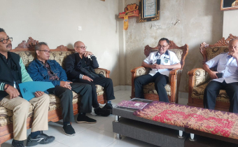 Suardika di Desa Sebudi menyampaikan topik netralitas perangkat desa ditengah-tengah pengawasan coktas