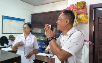 Ari Ardana (kanan) dalam Konsolidasi Demokrasi di Kantor Desa Duda Utara